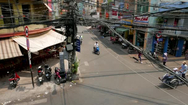 Ho Chi Minh City - Sırt çantalı sokak manzaralı insanlar ve trafik. 4K çözünürlüğü — Stok video