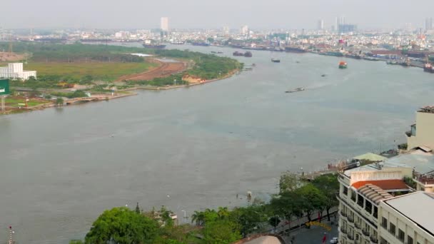 호치민 시 (Ho Chi Minh City) - 사이공 강이 흐르는 도시의 공중 풍경. 저속 촬영. — 비디오