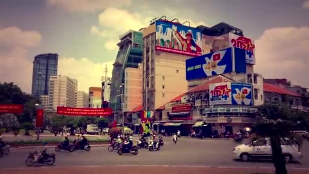 Ho Chi Minh City - Vista de tráfico rotonda mirada retro con 40 aniversario carteleras Día de la Liberación. Resolución 4K time lapse zoom out . — Vídeo de stock