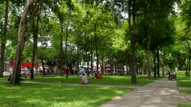 Ho Chi Minh City - Emberek a parkban. 4K felbontási idő megszakítása panning. — Stock videók