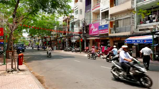 Ho Chi Minh City - Vista de la calle del área de mochileros con la gente y el tráfico. Resolución 4K — Vídeos de Stock