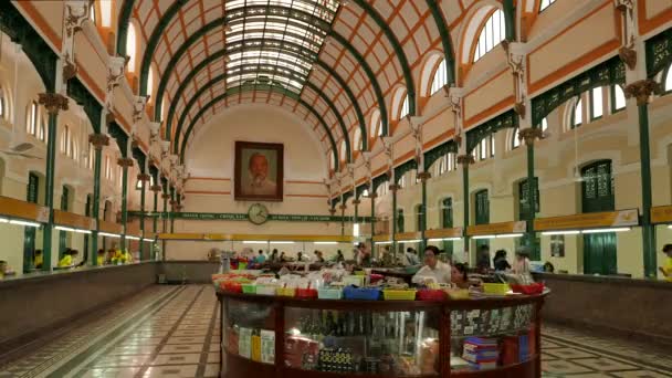 Ho Chi Minh City - Saigon Central Post Office designad av Gustave Eiffel. 4K upplösning interiör visa tid förfaller. — Stockvideo