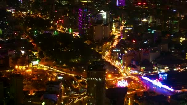 Ho Chi Minh City vista aérea noturna com tráfego. lapso de tempo de resolução 4K. Ampliar . — Vídeo de Stock