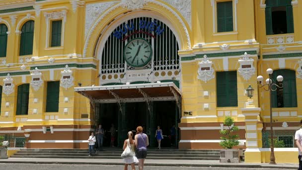 Ho Chi Minh City - Mensen bezoeken Saigon Central Post Office ontworpen door Gustave Eiffel. 4K-resolutie — Stockvideo