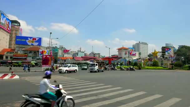 호치 민시 (Ho Chi Minh City) - 40 주년 해방 기념일 광고판을 갖춘 도로 교통 전망. 4K 해상도 시간 지연. — 비디오