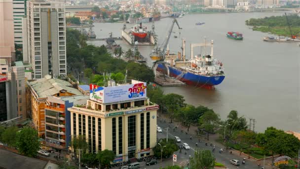 Ho Chi Minh City - Luchtfoto van de stad met verkeer en Saigon rivier. 4K resolutie versnellen. — Stockvideo