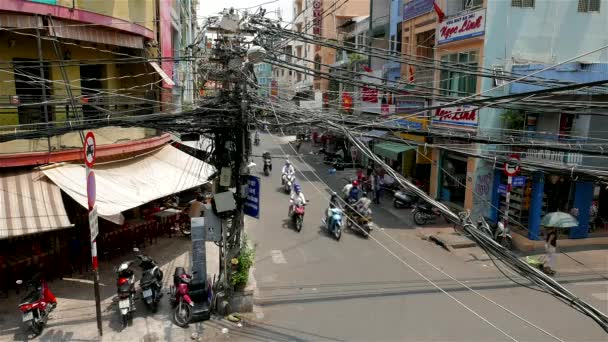 Ho Chi Minh City - Backpacker obszaru widok ulicy z ludźmi i ruchu. Rozdzielczość 4K — Wideo stockowe