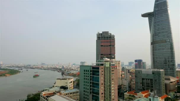 Vista aérea da cidade de Ho Chi Minh com tráfego e rio Saigon. lapso de tempo de resolução 4K . — Vídeo de Stock