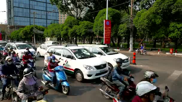 Ho-Chi-Minh-Stadt - Stadtverkehr an der Kreuzung mit Ampeln. 4K-Auflösung beschleunigt. — Stockvideo