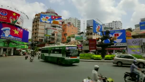 Ho Chi Minh City - Vista del tráfico de la rotonda con carteles del 40 aniversario del Día de la Liberación. Panorama de lapso de tiempo . — Vídeos de Stock