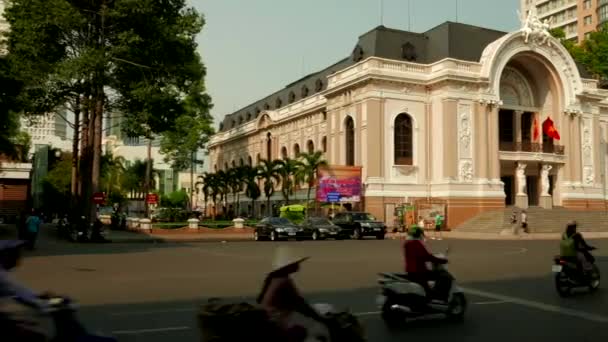Ho Chi Minh City Tráfico frente a la Ópera de Saigón. El lapso de tiempo de panorámica. Aspecto retro . — Vídeo de stock