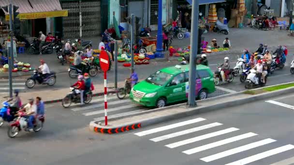 Ho Chi Minh City - Pazar, insan ve trafik manzaralı havacılık caddesi. 4K — Stok video