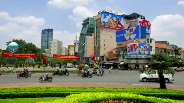 Ho Chi Minh City - 40. yıl dönümü Özgürlük Günü ilan panolarıyla kavşak trafik manzarası. 4K çözünürlük zaman aşımı. — Stok video