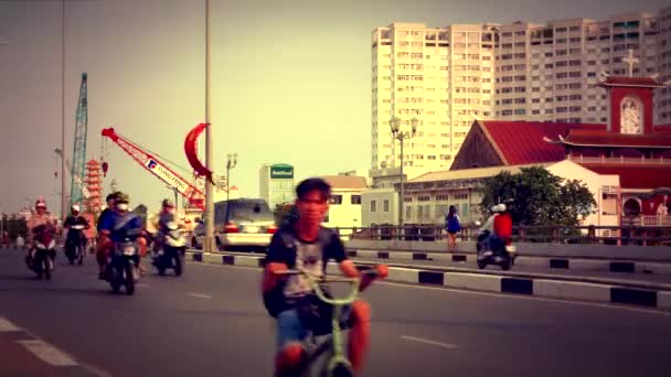 Ho Chi Minh City - Retro akşam saatlerinde köprüdeki trafiğe bakın — Stok video