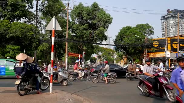 Ho Chi Minh City - Traffico cittadino all'incrocio con semaforo . — Video Stock