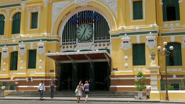 Ho Chi Minh City - Lidé navštěvující Saigon Central Post Office. Rychlost 4K nahoru. — Stock video