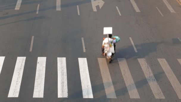 Ho Chi Minh City - Close-up uitzicht op de straat met motoren en cross-walk — Stockvideo