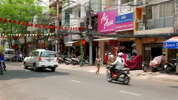 Ho Chi Minh City - Sırt çantalı sokak manzaralı insanlar ve trafik. 4K çözünürlüğü — Stok video