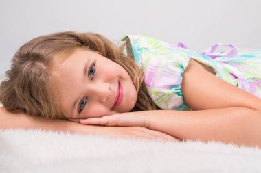 güzel kız üzerinde gri kürk yalan