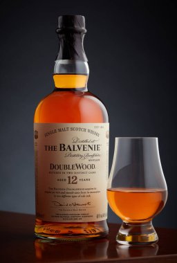 KRASNODAR, RUSSIA - 26 Nisan 2020 Balvenie Double Wood 12 yıllık viski. Balvenie İskoçya 'dan ünlü bir Alkolik içkisidir.