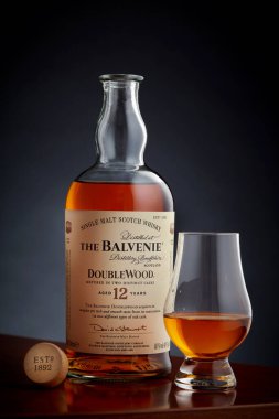 KRASNODAR, RUSSIA - 26 Nisan 2020 Balvenie Double Wood 12 yıllık viski. Balvenie İskoçya 'dan ünlü bir Alkolik içkisidir.