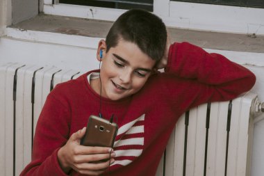 cep telefonu evde çocukla