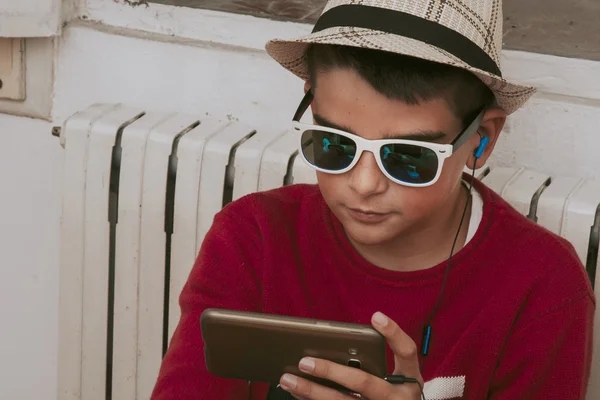 Niño con smartphone —  Fotos de Stock