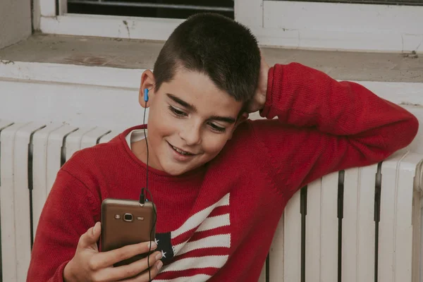 Niño con teléfono móvil en casa — Foto de Stock