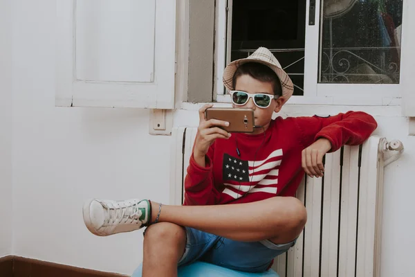 Niño con teléfono móvil en casa — Foto de Stock