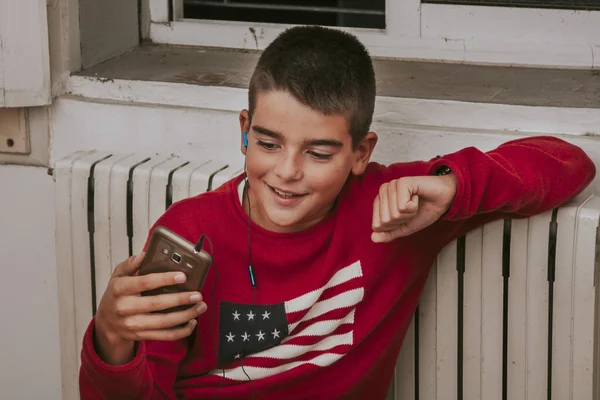 Niño con teléfono móvil en casa — Foto de Stock