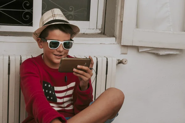 Barn med mobiltelefonen hemma — Stockfoto