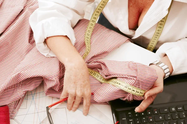 Frau arbeitet, Geschäft — Stockfoto