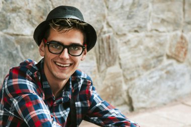 portre gülümseyen genç adam