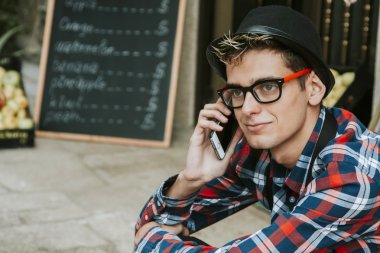 Mobil telefonda konuşurken