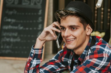 Mobil telefonda konuşurken