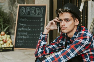 Mobil telefonda konuşurken