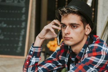 Mobil telefonda konuşurken