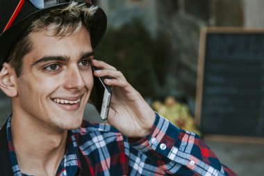 Telefonda konuşuyorlar.