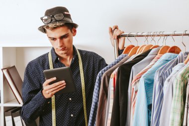 Genç adam çalışıyor. 