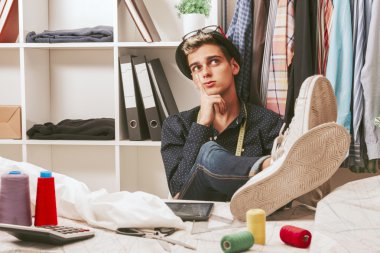 Genç adam çalışıyor. 