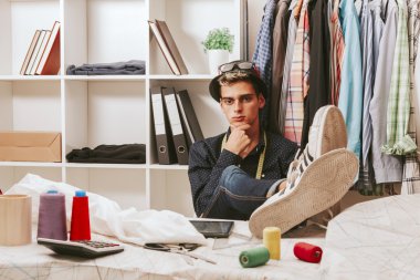 Genç adam çalışıyor. 