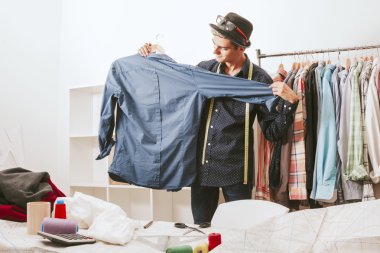 Genç adam çalışıyor. 