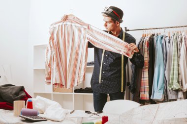 Genç adam çalışıyor. 