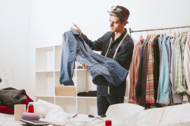 Genç adam çalışıyor. 