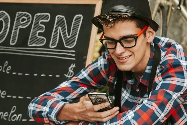 Hombre de negocios con teléfono móvil — Foto de Stock