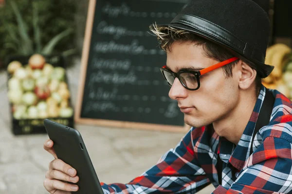 Zakenman in het bedrijfsleven met tablet — Stockfoto