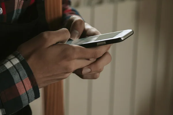 Mano con teléfono móvil — Foto de Stock