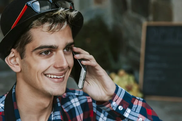 Hablando por teléfono — Foto de Stock