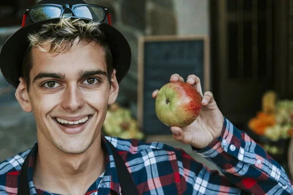 Uomo con mela nel negozio — Foto Stock