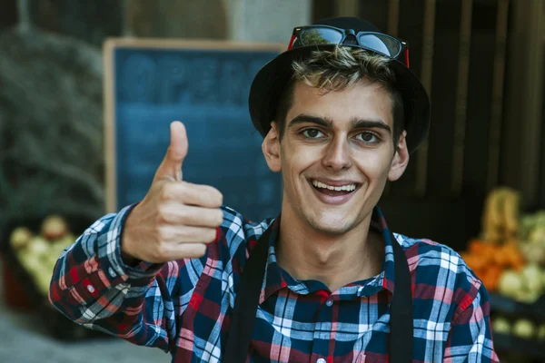 Zakenman met een positief teken — Stockfoto